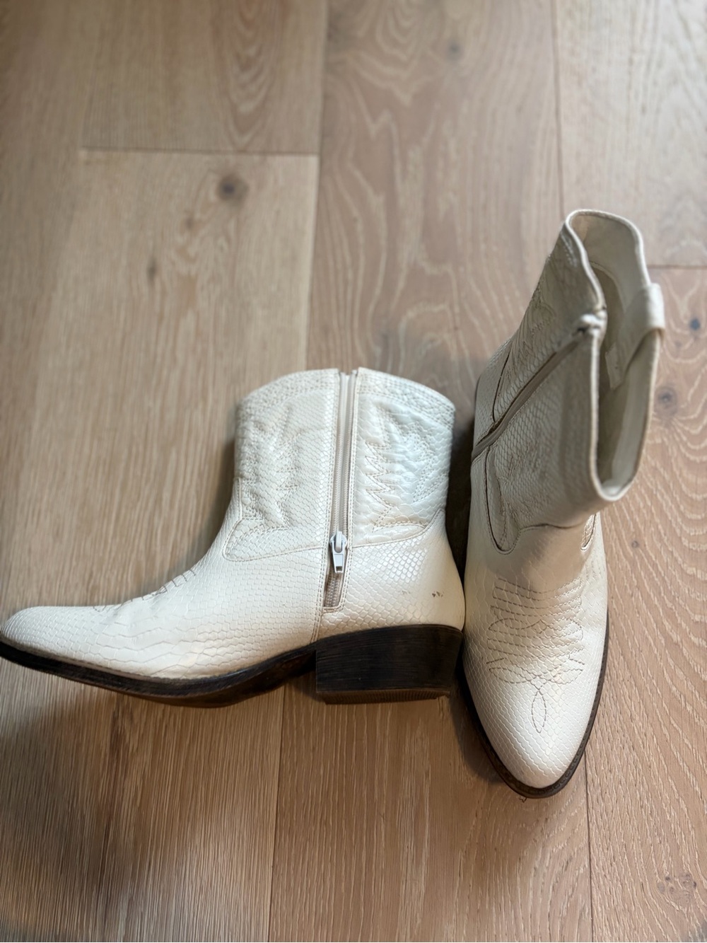Women’s White Western Ankle Boots - Stylish Zip-Up Cowboy Boots